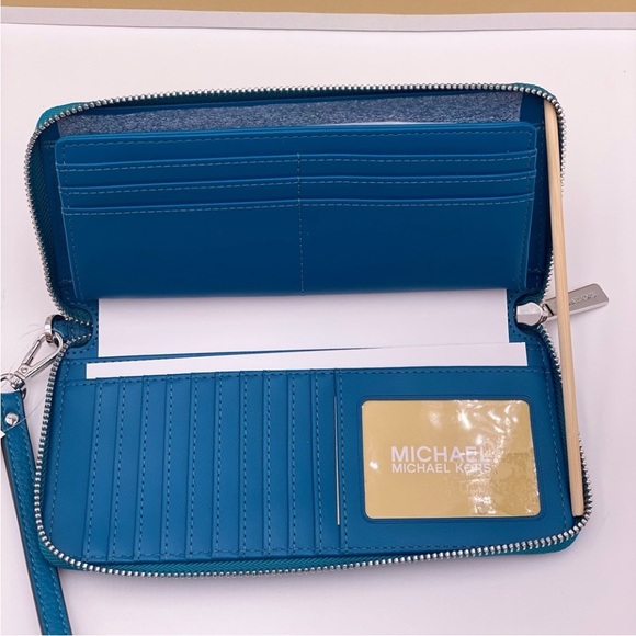 Michael Kors Large
Continental Wallet
Wristlet Lagoon - Picture 5 of 11